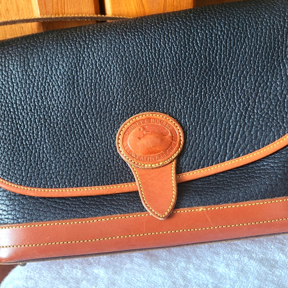 Dooney & Bourke Vintage  "Duck" Black and Tan Shoulder Bag - Picture 4 of 10